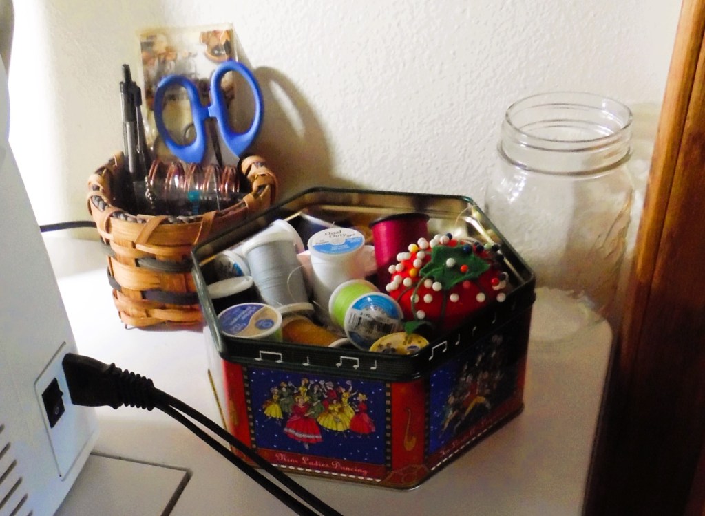 Decluttering my sewing&nbsp;table